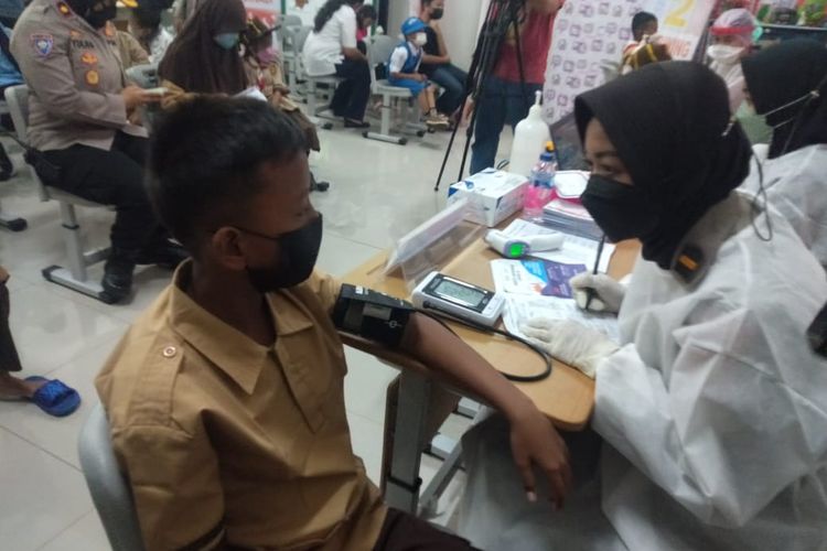 Seorang siswa SDN 01 Mangga Besar Selatan sedang disuntik vaksin yang diselenggarakan oleh Polda Metro Jaya, Rabu (5/1/2022)
