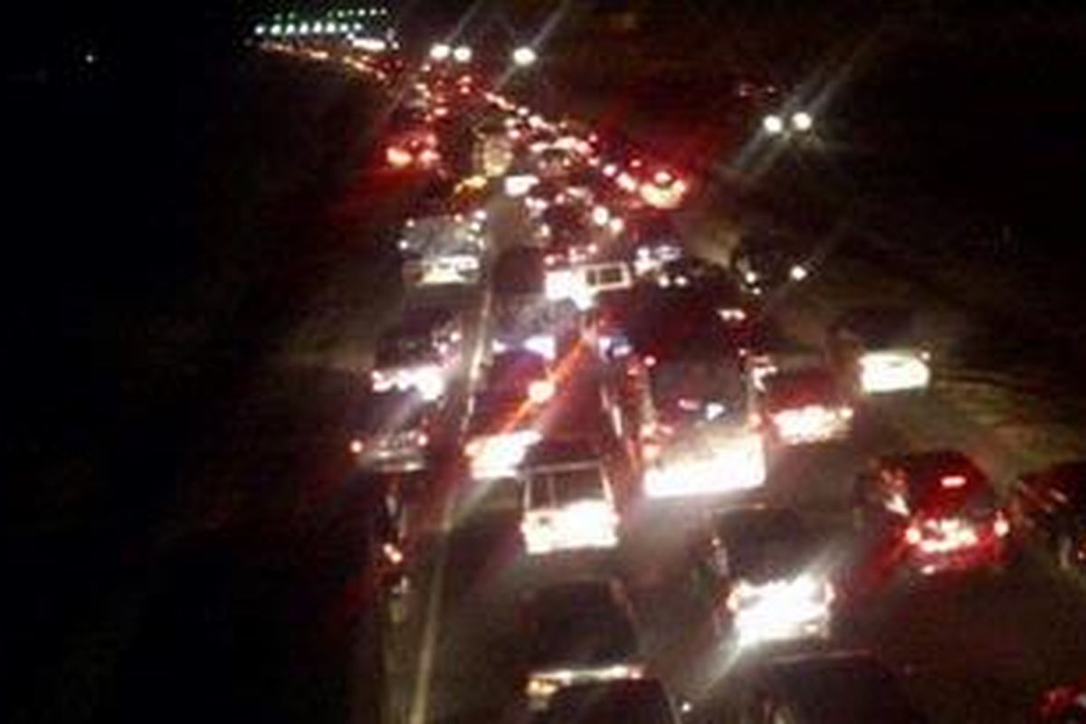 Antrean panjang kendaraan mudik lebaran di gerbang Tol Ciperna Utama, ruas tol Palimanan-Kanci, Cirebon, Jawa Barat, Sabtu (27/8/2011) malam. 