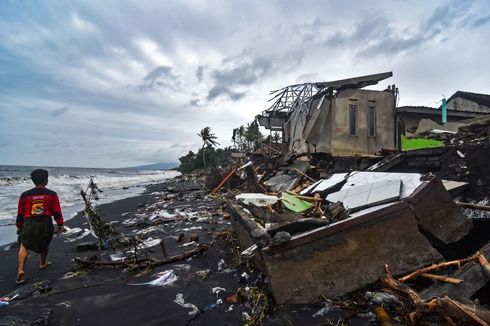 Warga Bersihkan Puing Bangunan di Pantai Mapak Indah Mataram usai Dilanda Angin Kencang dan Abrasi