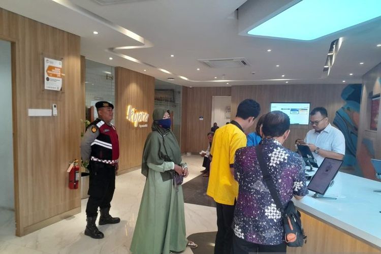 Tim Polda Sumut dan Polrestabes Medan mendatangi rumah seorang ibu DNS di Kota Medan, anaknya menjadi korban perkosaan.