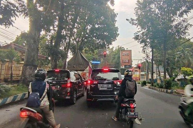 Kondisi lalu lintas di ruas jalan Kabupaten Bondowoso. Polres Bondowoso menilai belum saatnya menerapkan tilang elektronik. 