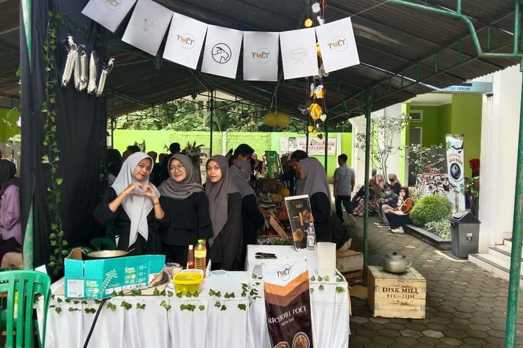 Di tangan tiga mahasiswa Universitas Muhammadiyah Purworejo (UMP), resep rice bowl yang unik lahir. Bahkan dari hasil kreasinya, tiga mahasiswa tersebut bisa meraup pundi-pundi cuan. Tiga mahasiswa kreatif tersebut yakni, Rashifah Suta Fauziyyah, Sefina Yunita dan Rani Puspita Sari. 