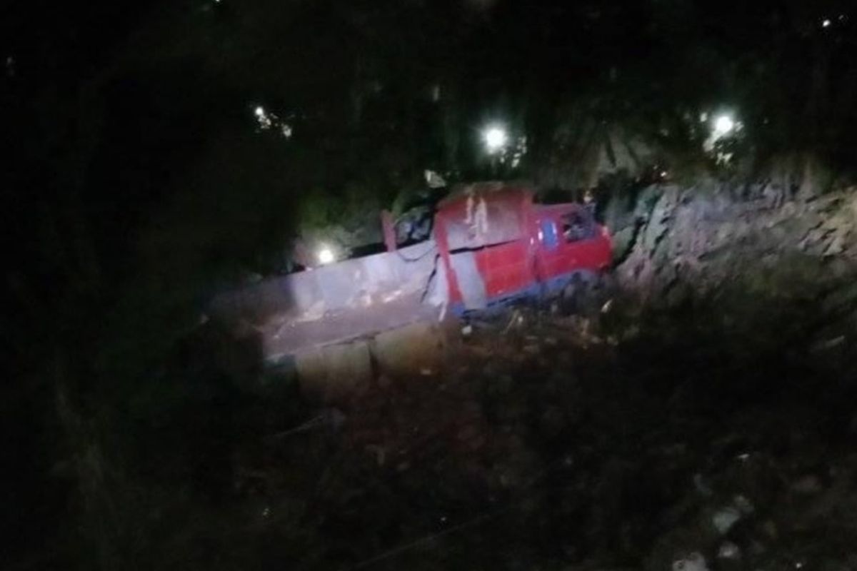 Truk terjun ke jurang di tanjakan Silayur, Kota Semarang, Jawa Tengah 