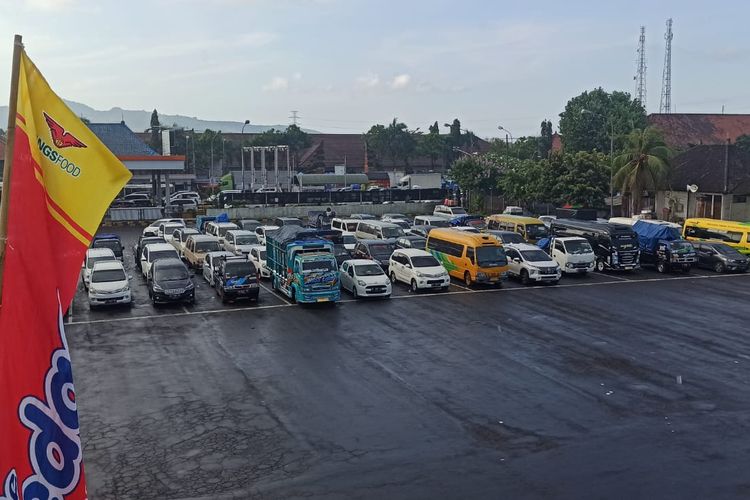 Antrean kendaraan roda empat yang menunggu giliran masuk ke kapal di Pelabuhan Gilimanuk, Jembrana, Bali pada Jumat (29/4/2022). KOMPAS.COM/Yohanes Valdi Seriang Ginta