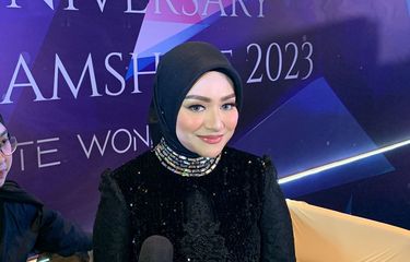 Aktris Nathalie Holscher saat ditemui dalam acara perayaan ulang tahun ke-3 Glam Shine di Tangerang, Sabtu (25/3/2023). 