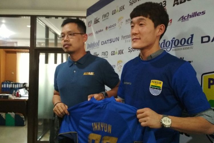 Pemain baru Persib Bandung, Oh In-kyun, saat diperkenalkan manajemen Persib di Graha Persib, Jalan Sulanjana, Jumat (5/1/2018).