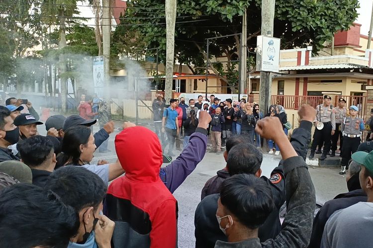 Ratusan warga masyarakat yang menamakan dirinya Aliansi Masyarakat Peduli Pemilu Damai melakukan demontrasi di depan Mapolresta Bandung, Soreang, Kabupaten Bandung, Jawa Barat pada Selasa (19/3/2024)