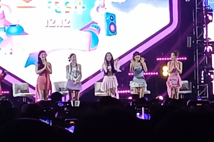 Girl group Red Velvet menyapa fans sebelum bermain game di Lazada Fest 12.12 pada Rabu (13/12/2023) di Indonesia Arena, Senayan, Jakarta Pusat.