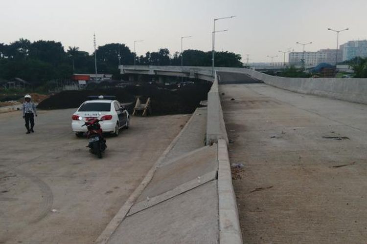 Jalan layang keluar Tol JORR untuk masuk Terminal Pulo Gebang nampak sudah jadi dan bisa dilintasi. Namun, disebelah kirinya jalan keluar Tol JORR untuk ke jalan umum arah kantor Wali Kota Jakarta Timur, nampak masih dalam pengerjaan. Senin (6/6/2016)