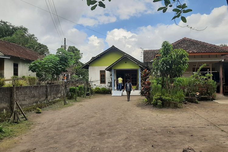 Kondisi rumah terduga teroris usai Densus 88 melakukan penangkapan di daerah Jetis Jogopaten, Pandowoharjo, Kabupaten Sleman pada Minggu (22/01/2023).