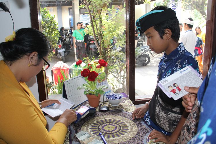 Salah satu siswa di SMPN 2 Tabanan, Bali sedang menabung di Tabungan Simpanan Pelajar (SimPel) BRI melalui agen BRILink, Kamis (10/10/2019).