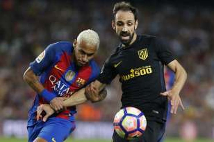 Striker FC Barcelona, Neymar (kiri), berduel dengan bek Atletico Madrid, Juanfran, dalam laga La Liga di Stadion Camp Nou, Rabu (21/9/2016) atau Kamis dini hari WIB.