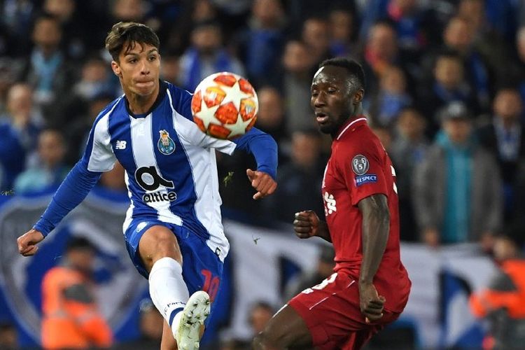 Oliver Torres dijaga Naby Keita pada pertandingan Liverpool vs Porto dalam perempat final Liga Champions di Stadion Anfield, 9 April 2019. 