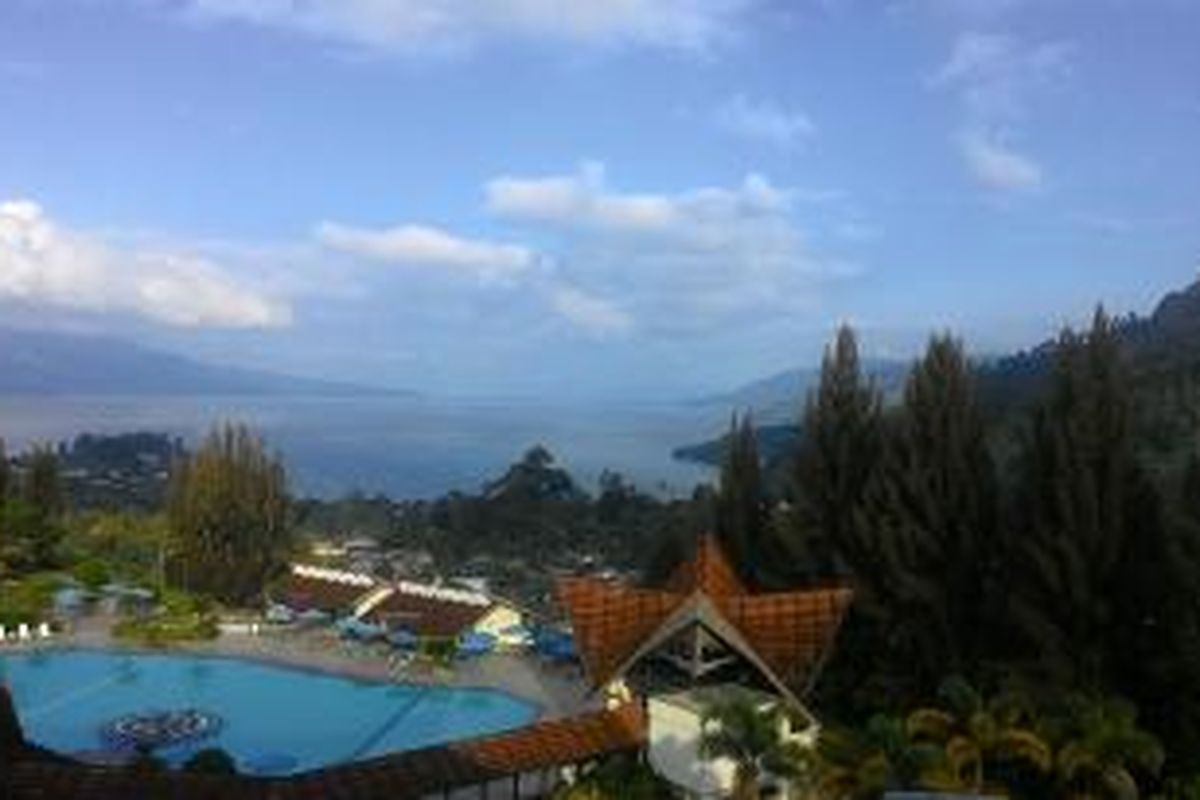 Pemandangan Danau Toba dari Hotel Niagara, Toba, Sumatera Utara, Sabtu (8/1/2016)