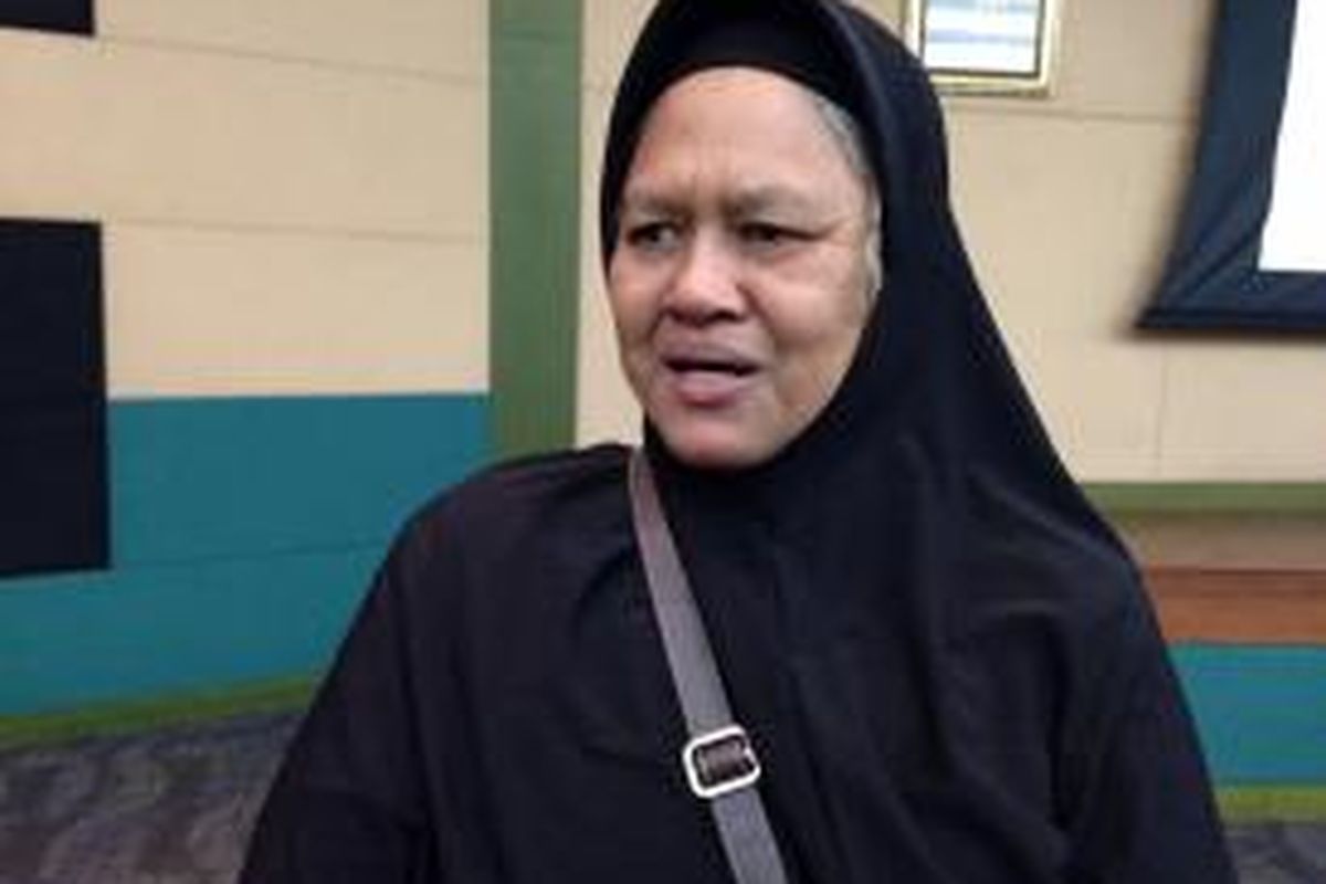 Linda Maryani (56), guru SD Negeri 04 Perumnas 1, Pontianak Barat, Kalimantan Barat, yang mengikuti program Bakti Guru Terbang Bersama Angkasa Pura II menceritakan pengalamannya pertama kali naik pesawat di Bandara Soekarno-Hatta, Tangerang, Senin (24/8/2015). 
