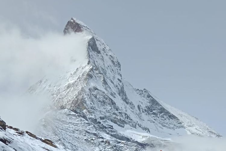 Setelah tertunda nyaris sepekan, pendaki gunung asal Indonesia yang tergabung dalam Wanadri, akhirnya berhasil mencapai base camp Hoernlihuette, Gunung Matterhorn, pada Rabu (30/8/2023) siang waktu setempat.