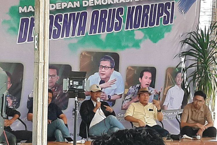 Refly Harun saat berbicara di acara diskusi publik yang digelar di Kopi Nuri Condongcatur, Kabupaten Sleman. Tampak pula hadir sebagai pembicara Rocky Gerung dan Saut Situmorang.