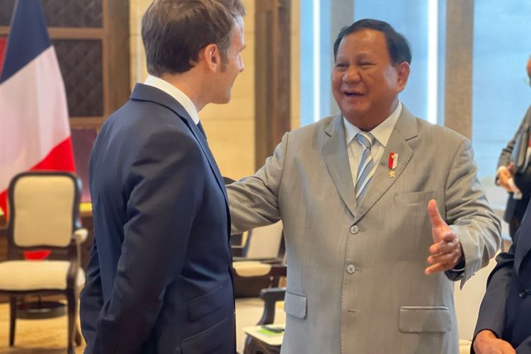 Menteri Pertahanan (Menhan) Prabowo Subianto menunjukkan keakrabannya dengan Presiden Perancis Emmanuel Macron ketika mendampingi Presiden Joko Widodo dalam pertemuan bilateral antara kedua negara.