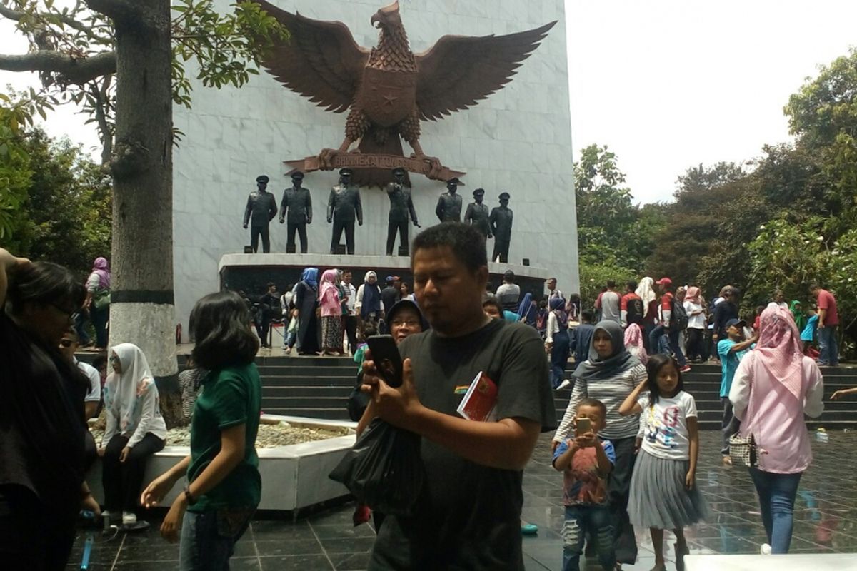Di hari kesaktian pancasila hari ini, warga mulai memadati Monumen Pancasila Sakti yang berlokasi di kawasan Pondok Gede, Lubang Buaya, Cipayung, Jakarta Timur, Minggu (1/10/2017).