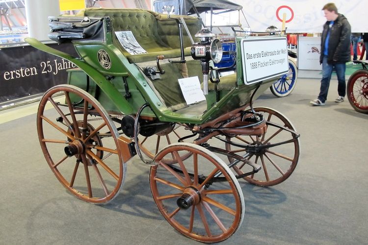 Kredit sebagai mobil listrik pertama yang diakui di dunia ialah Flocken Elektrowagen, karya Andreas Flocken pada 1888, di Jerman.