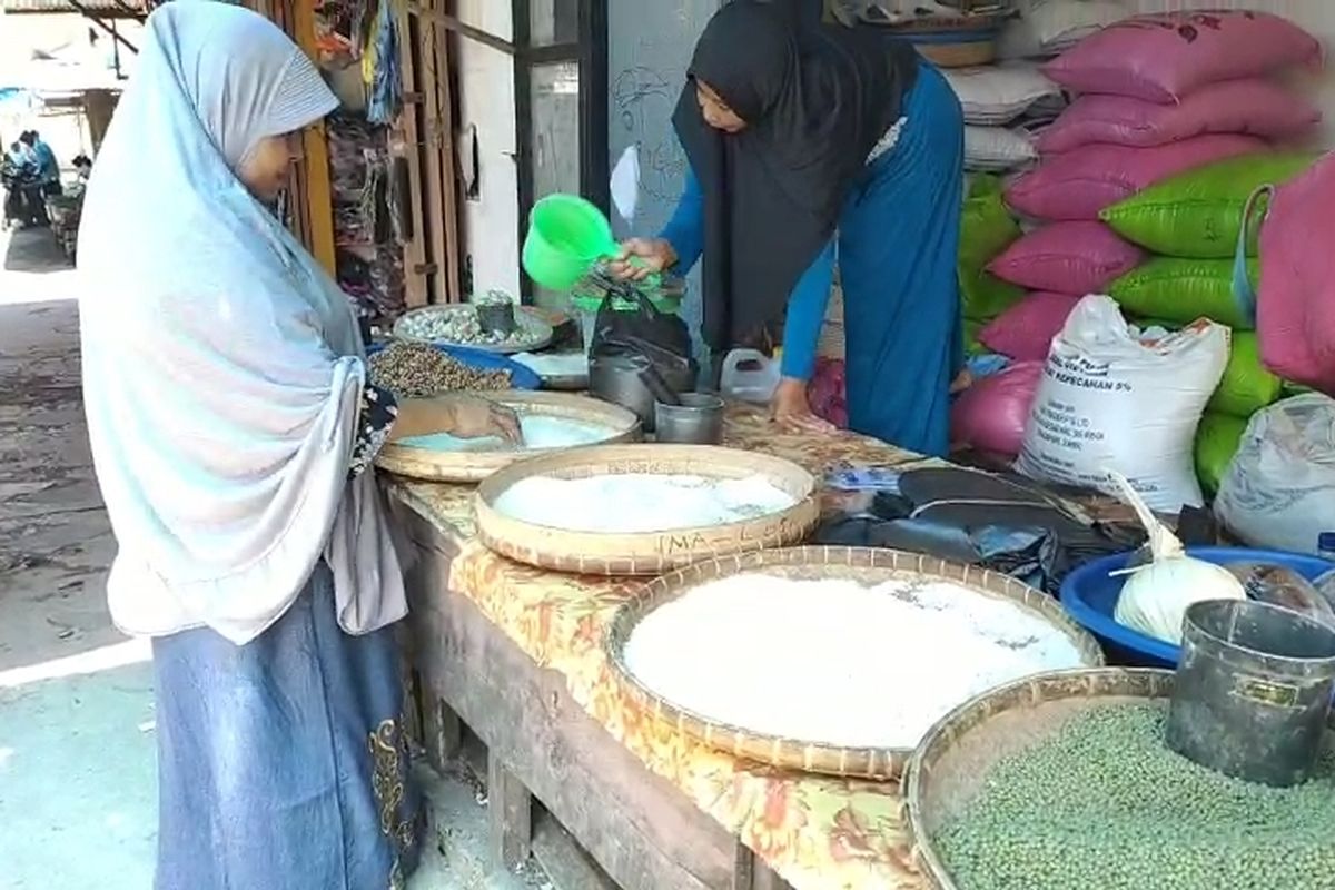 Harga beras premium yang dijual di pasar tradisional wangiwangi Wakatobi mengalami kenaikan. Saat ini beras premium yang dijual di pasar seharga Rp 850.000 per karung isi 50 kilogram (Kg.