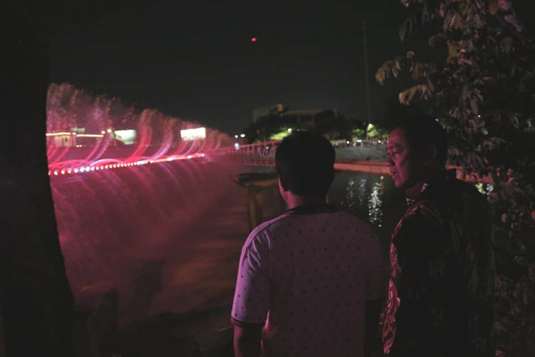 Brigde Fountain dengan atraksi air mancur warna-warni diuji coba pertama kali di Jembatan Sungai Kanal Banjir Barat (KBB) Kota Semarang, Jawa Tengah, Minggu (16/12/2018) malam