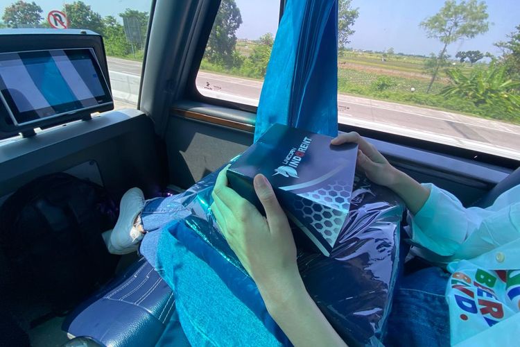 Layar Avod, snack, bantal, selimut dan posisi duduk kursi leg rest di Bus Indorent.