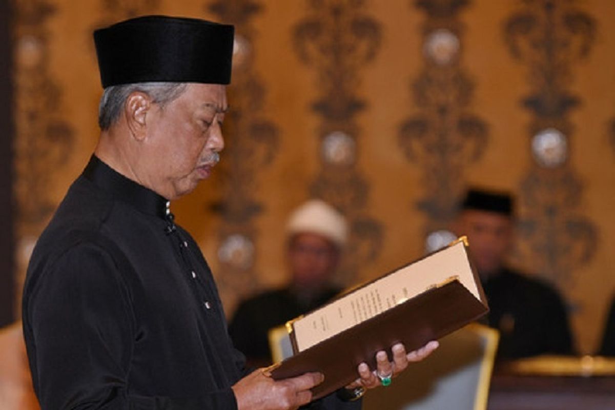 Muhyiddin Yassin dalam upacara sumpah jabatan dirinya sebagai Perdana Menteri Malaysia kedelapan pada Minggu (01/03/2020) (sumber: twitter bernama.com)