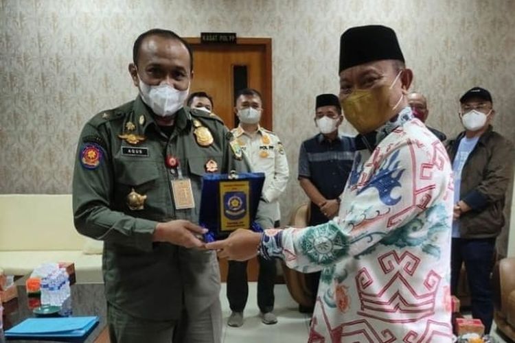 Kepala Satpol PP Banten dicopot.