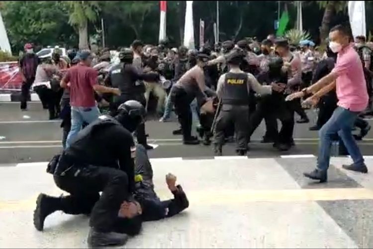 Polisi diduga membanting satu peserta aksi di Tigaraksa saat peringatan hari ulang tahun (HUT) ke-389 Kabupaten Tangerang pada Rabu (13/10/2021). 