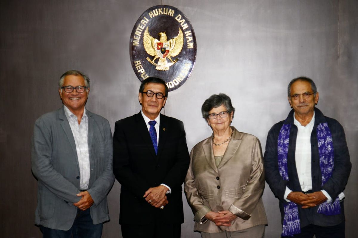 Menkumham Yasonna H Laoly usai bertemu dengan delegasi Global Commission on Drug Policy di Kantor Kemenkumham, Kamis (30/1/2020).