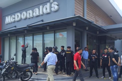 Sekelompok Oknum Berpakaian Hitam-hitam Rusak Restoran McDonald's Makassar saat 
