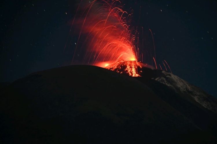 Malam Ini Gunung Ile Lewotolok Kembali Meletus, Lontarkan Lava Pijar