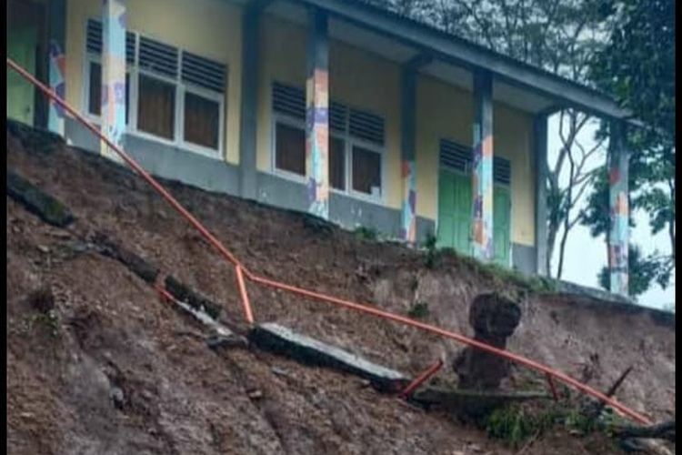 Foto: Lokasi longsoran yang terjadi di Desa Curah Tatal Kecamatan Arjasa yang mengancam gedung sekolah.