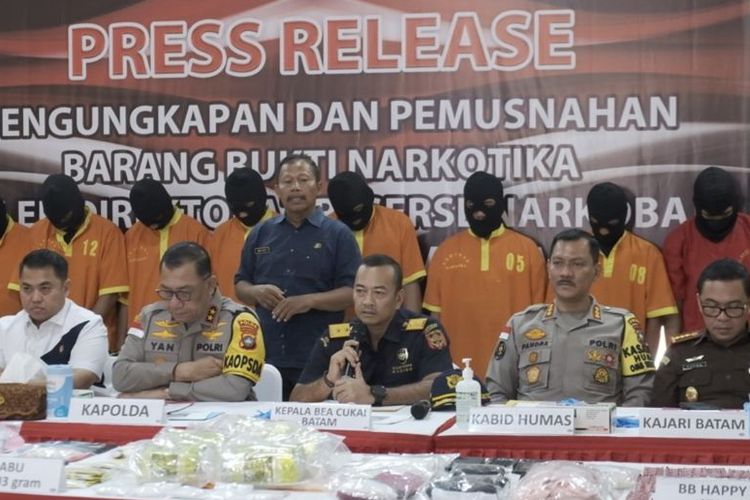 Kapolda Kepulauan Riau Irjen Pol Yan Fitri Halimansyah (kedua kiri) dan Kepala Bea Cukai Batam Rizal (ketiga kanan) dalam konferensi pers terkait pengungkapan dan pemusnahan narkotika, di Batam, Selasa (30/1/2024). 