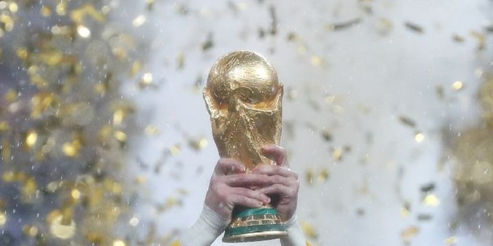 Kapten timnas Perancis, Hugo Lloris, mengangkat trofi Piala Dunia seusai laga final Piala Dunia 2018, 15 Juli 2018. 
