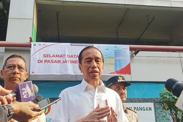 Presiden Joko Widodo saat memberikan keterangan pers di Pasar Jatinegara, Jakarta Timur, Selasa (19/9/2023).