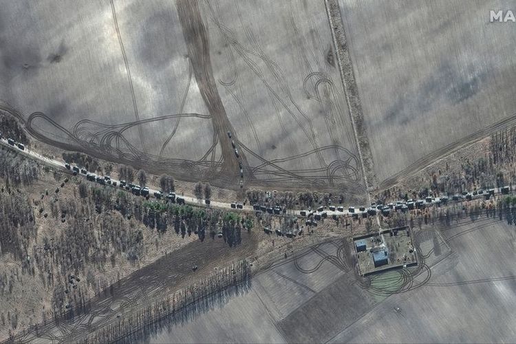 Gambar satelit menunjukkan ujung selatan truk artileri penarik lapis baja sedang berkonvoi di timur bandara Antonov, Ukraina, Senin (28/2/2022).