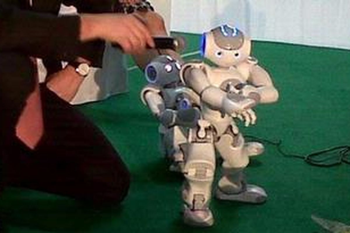 Robot Nao saat unjuk kebolehan di Jakarta, Sabtu (11/12/2010).