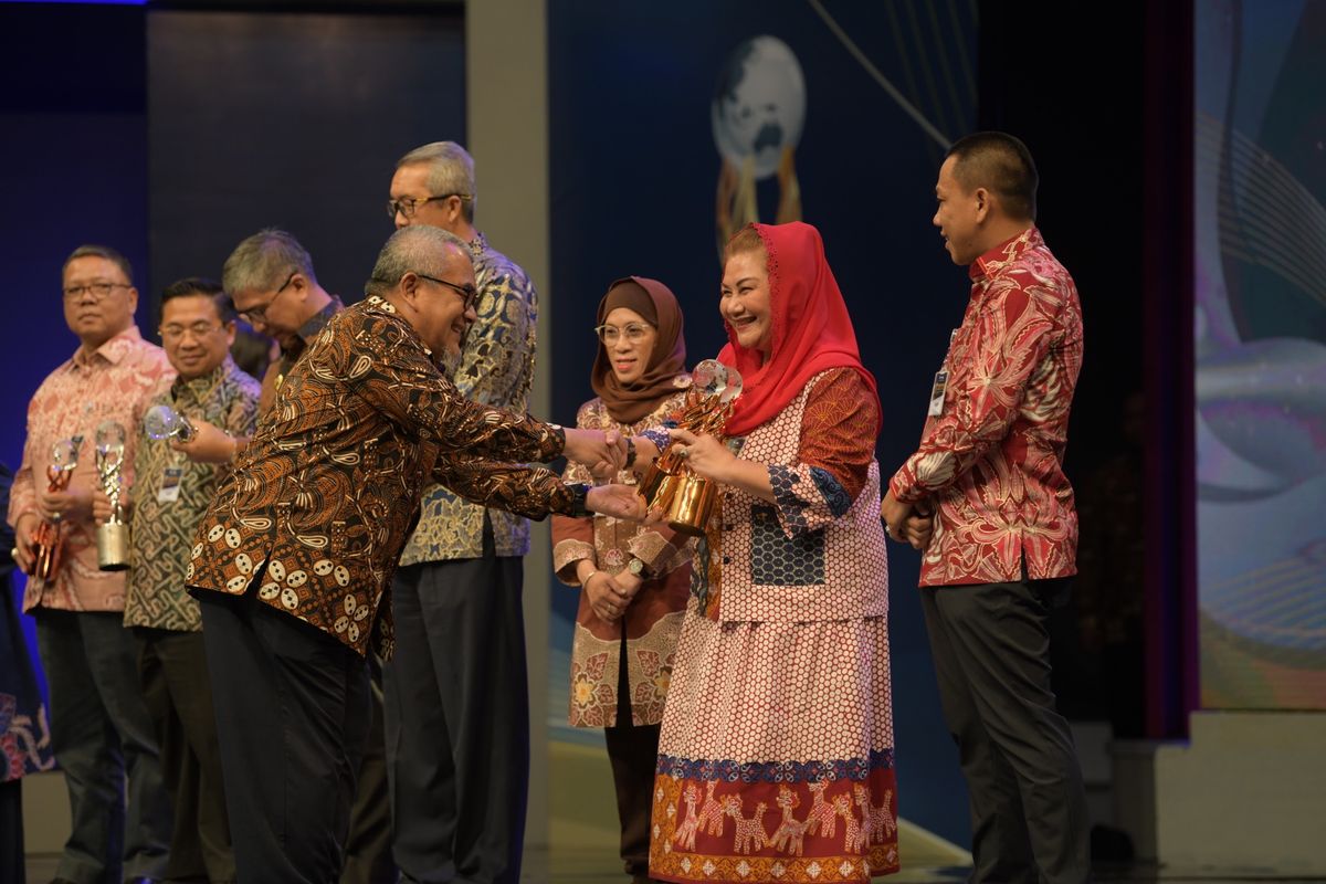 Wali Kota Semarang Hevearita Gunaryanti Rahayu terlihat menerima dua penghargaan emas Bhumandala Award 2024 secara langsung di Grand Studio Metro TV, Jakarta, Senin (4/11/2024). 
