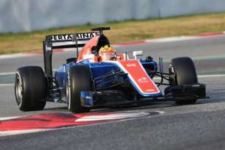 Pebalap Manor Racing asal Indonesia, Rio Haryanto, memacu mobilnya pada tes pramusim Formula 1 2016 di Sirkuit de Barcelona-Catalunya, Kamis (25/2/2016).