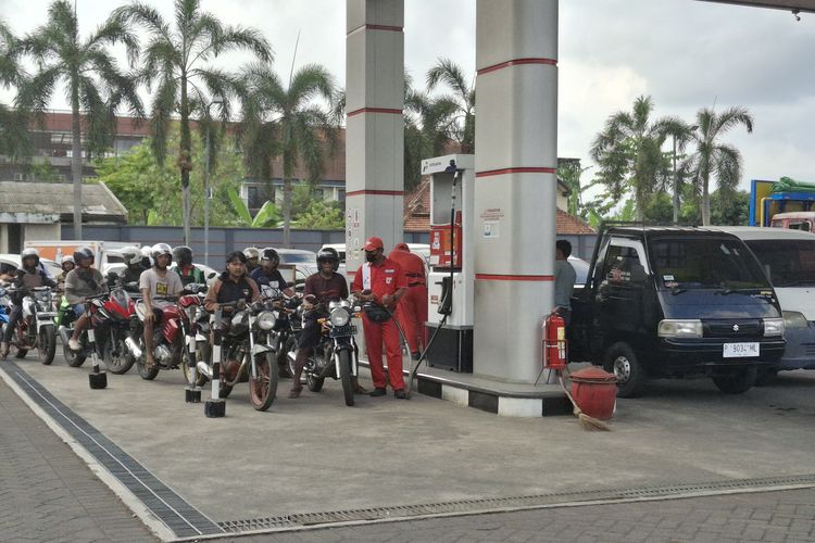 Suasana Antre BBM di SPBU Sukodono, Lumajang, Senin (28/7/2025)