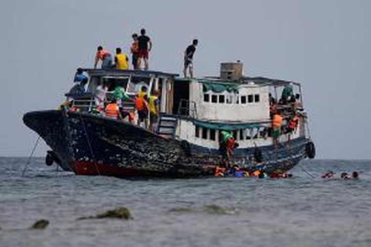 Wisatawan bermain snorkeling di ujung pantai Pulau Payung, Kepulauan Seribu, Jakarta, Minggu (10/5/2015). 