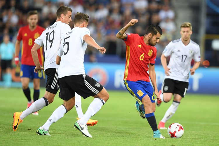 Gelandang timnas Spanyol, Dani Ceballos (tengah), berebut bola dengan bek Jerman, Niklas Stark (5) dan penyerang Jerman Janik Haberer (19), dalam pertandingan final Piala Eropa U-21 di Krakow, Polandia, 30 Juni 2017. 