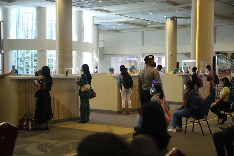 Simulasi kedatangan penumpang internasional di Bandara I Gusti Ngurah Rai, Bali pada Sabtu (9/10/2021).