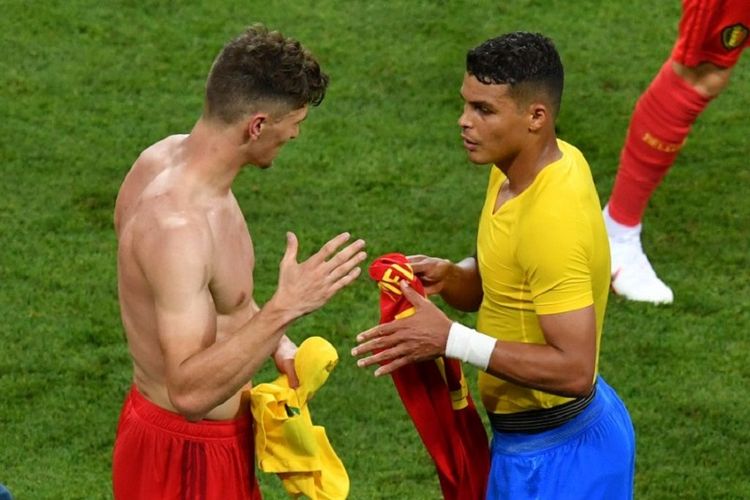 Thomas Meunier dan Thiago Silva bertukar kostum seusai laga perempat final Piala Dunia 2018 antara Belgia dan Brasil di Kazan Arena, 6 Juli 2018. 