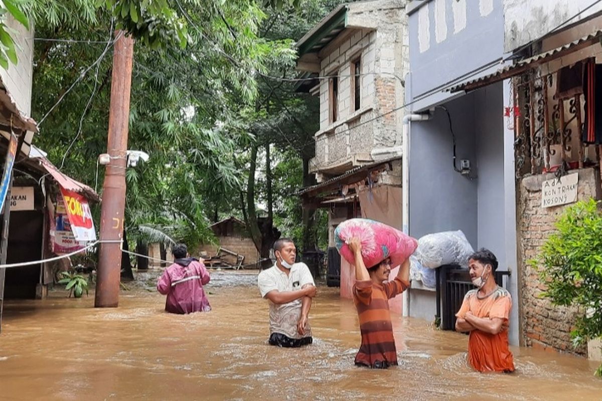 Banjir yang menggenang Cipinang Melayu di Jakarta Timur belum surut, Jumat (19/2/2021) siang.