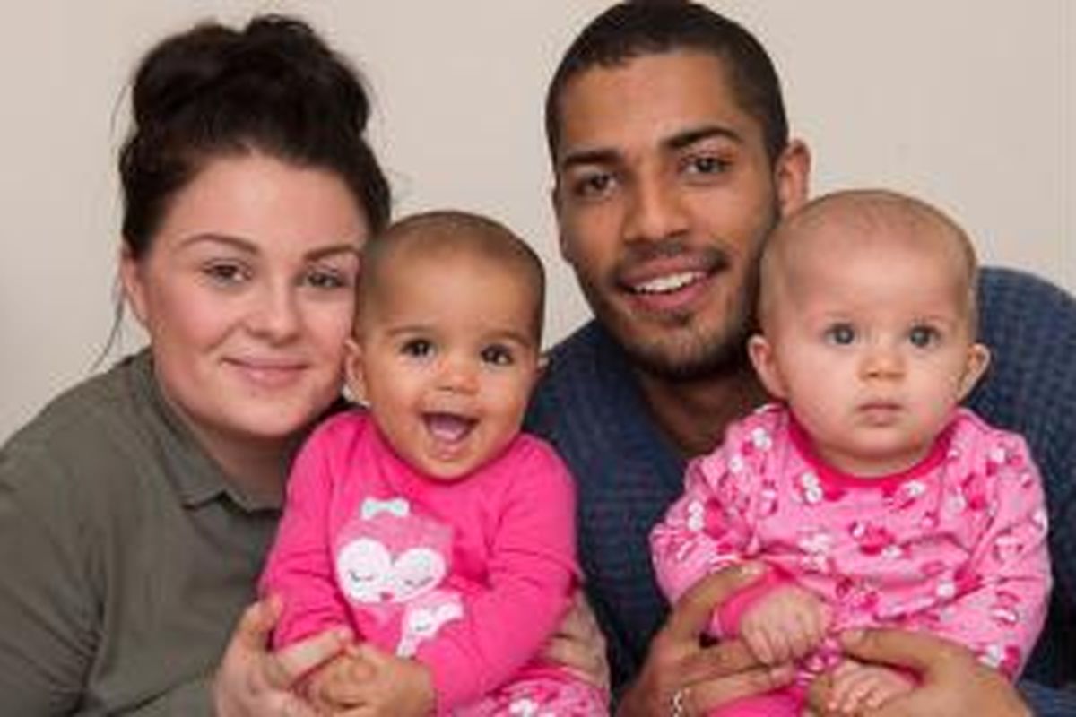 Pasangan Hannah dan Kyle Armstrong, melahirkan bayi kembar dengan perbedaan warna kulit yang nyata dan benar-benar berbeda. 