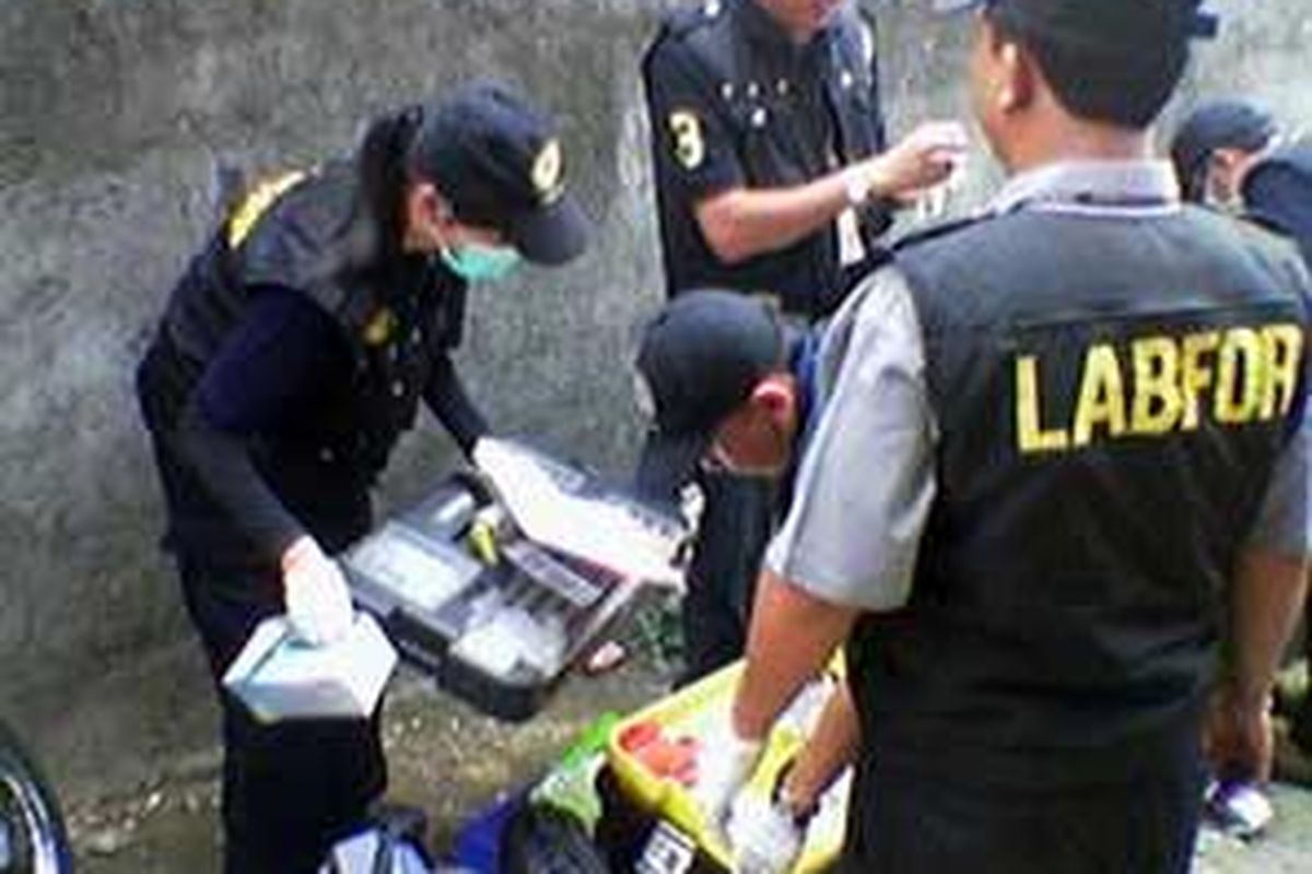 Anggota Detasemen Khusus 88 Mabes Polri saat datang ke lokasi penyergapan teroris di Jalan Semanggi 2 Ciputat, Tangerang Selatan, Minggu (18/10) untuk melakukan olah tempat kejadian perkara (TKP).