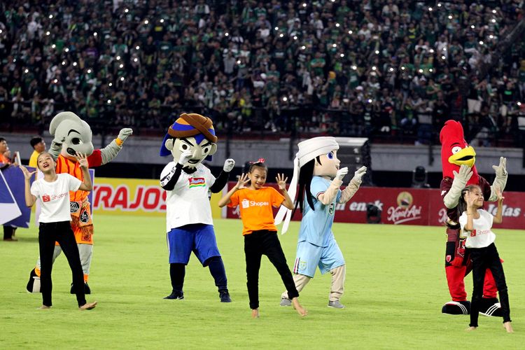 Sejumlah penari dan maskot tim mengisi acara pembukaan Liga 1 2020 sebelum laga Persik Kediri melawan Persebaya Surabaya di Stadion Gelora Bung Tomo Surabaya, Jawa Timur, Sabtu (29/02/2020) malam. 